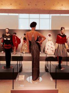 Center dress-Chloe evening dress. Fall/Winter 1983-1984