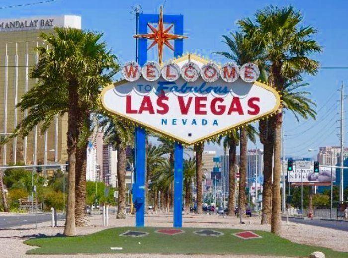 The Non-Gamblers Guide to Las Vegas! Visit Las Vegas Nevada for shopping, great restaurants, luxury hotels and spas and to see a fantastic show! Travel to Las Vegas with friends, family or solo using this guide to make the best of your vacation!