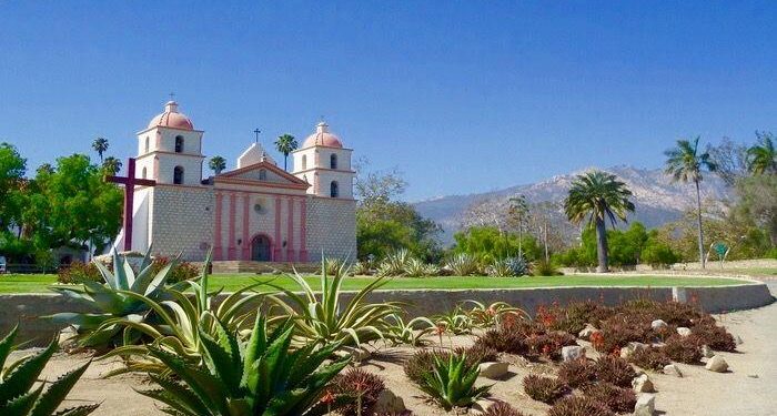 How To Spend 2 Days in Santa Barbara! Shop on State Street, Go Wine Tasting in the Funk Zone, Hang out on the Beach or on Stearns Wharf! Make Santa Barbara your next vacation destination because there are so many things to see & do there!