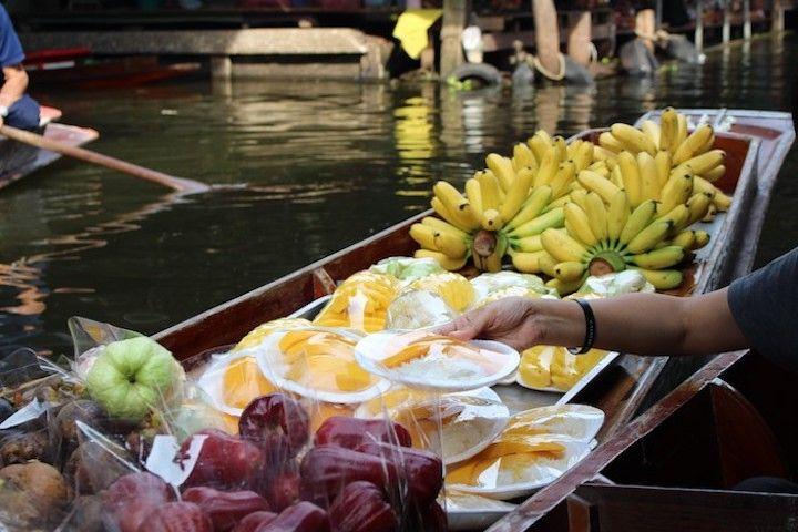 Mango sticky rice for sale at floating market