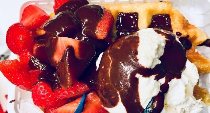 How to spend a day in Brussels Belgium..Eating & Drinking! Belgium waffles, frites, Belgium chocolate, mussels and much more!