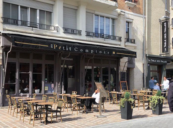 the outdoor dining area at Au Petit Comptoir