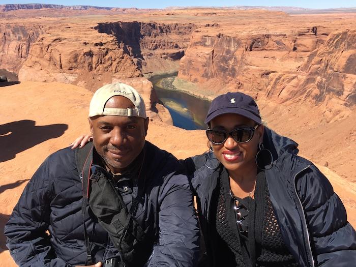 couple at horseshoe bend